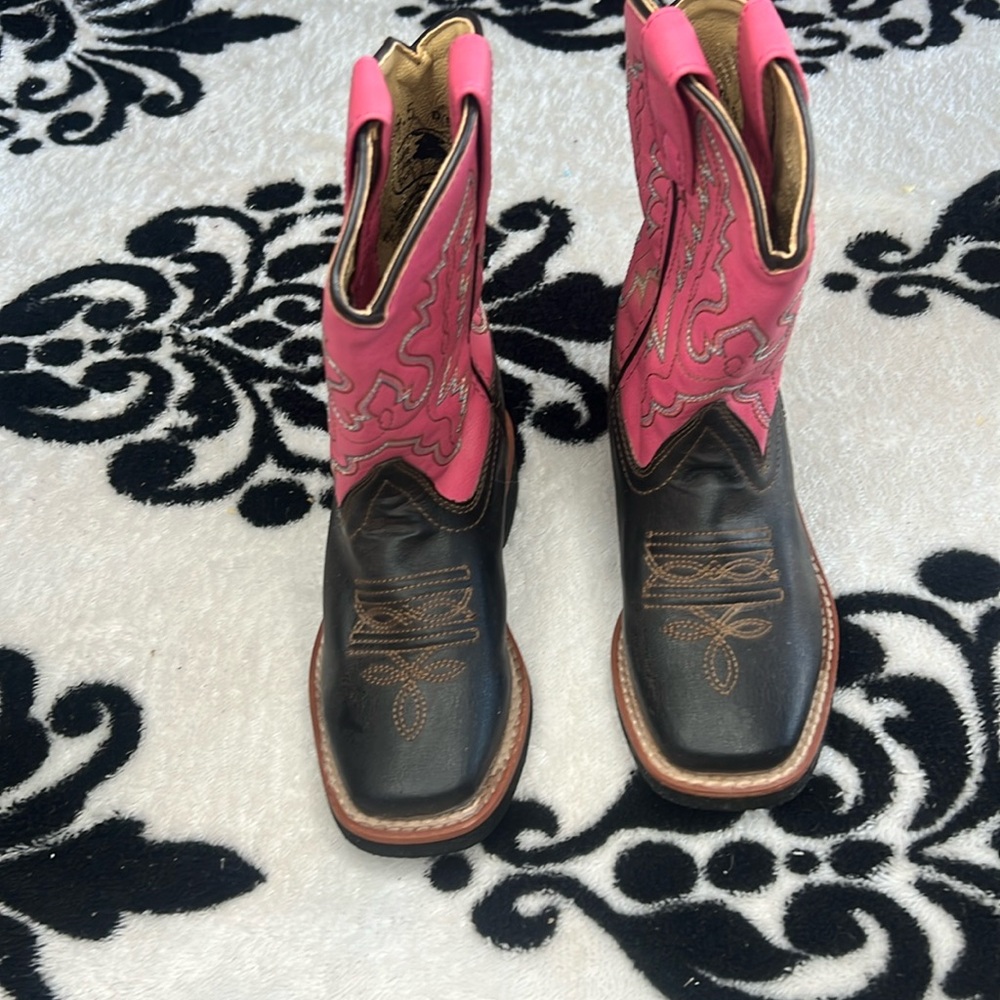Swift Creek toddler girl boots. Slightly used. Size 9.5. Brown with pink top.